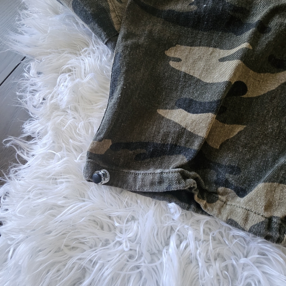 Women's Camouflage Cargo Pants - Picture 4 of 4